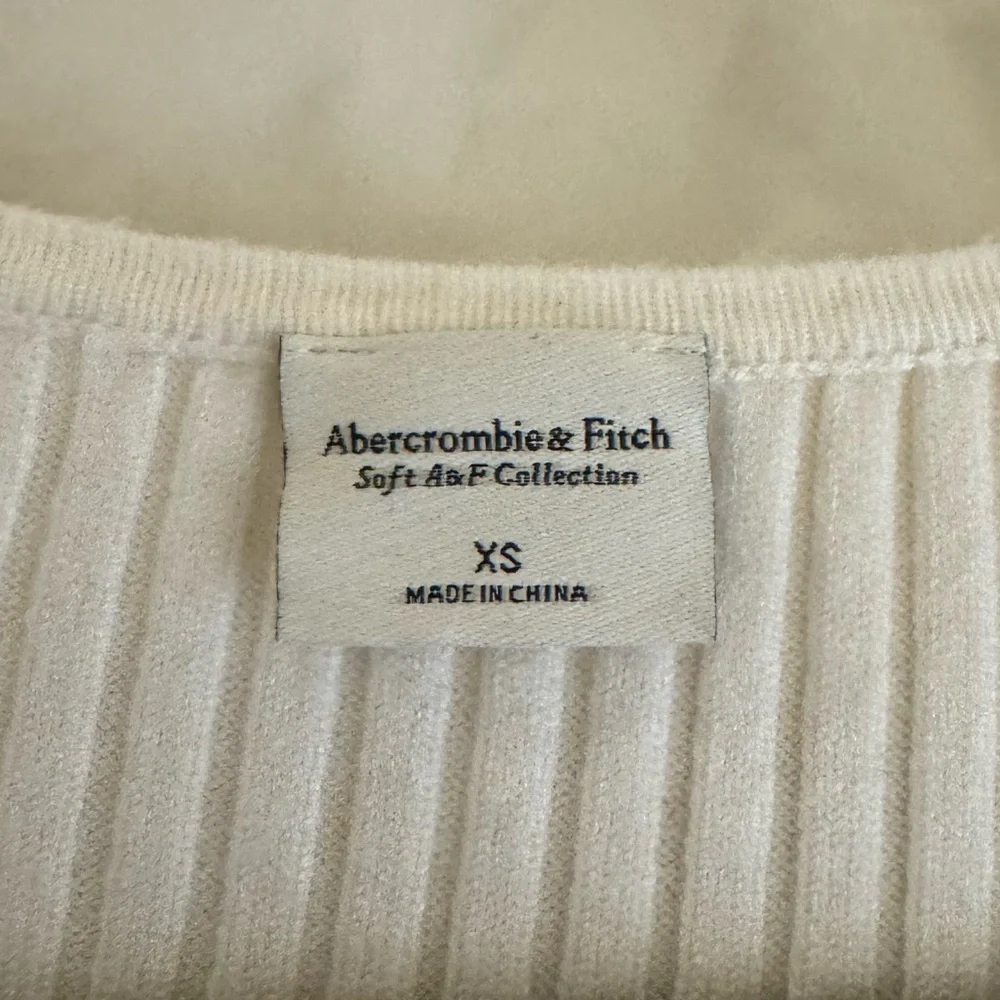 Abercrombie & Fitch | Knit Crossover Cropped Sweater - Picture 6 of 6
